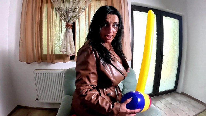 MilfyCalla: Dominante leren milf opblaasbare smash fetisj. Gigantische hamer, op zijn...