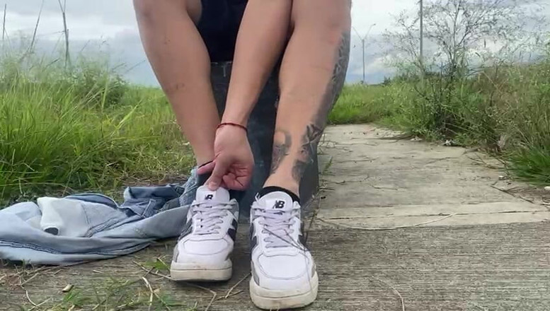 Mr Feet Colombia: Macho verlaat het kantoor en verwisselt zijn schoenen om futbot...