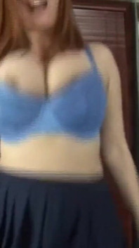 亚历克西斯费耶跳舞，撸弄她的巨乳