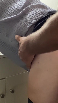 Anale mentre si prepara per il lavoro
