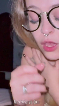 La mia amica è venuta a studiare, ma è venuta davvero a farmi un pompino
