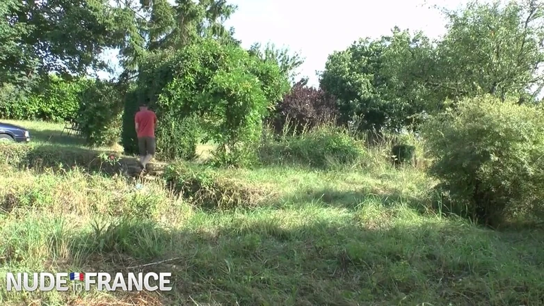 Nude in France: Хорошенькой юной брюнетке загорает гэнгбэнг 3 ее соседа