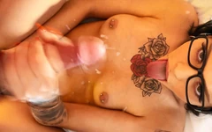 Ömsesidig onani och kantande avrunkning leder till en otroligt enorm cumshot på bröst av söt tatuerad tjej