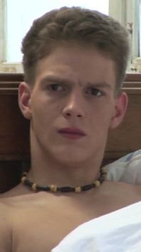 Exklusiv video Bareback: Kåta college gays har trekant sex tills de cum