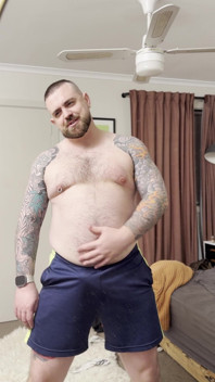 Oso gordito juega con su polla y vientre