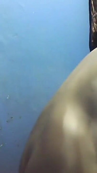 Une Philippine se faufile dans la vidéo de son copain de sa demi-sœur