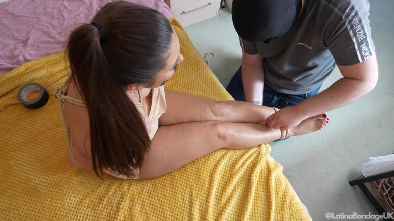 Latina Fetish: Koszmar Ava: wykręcony, zakneblowany i słaby w rękach mężczyzny