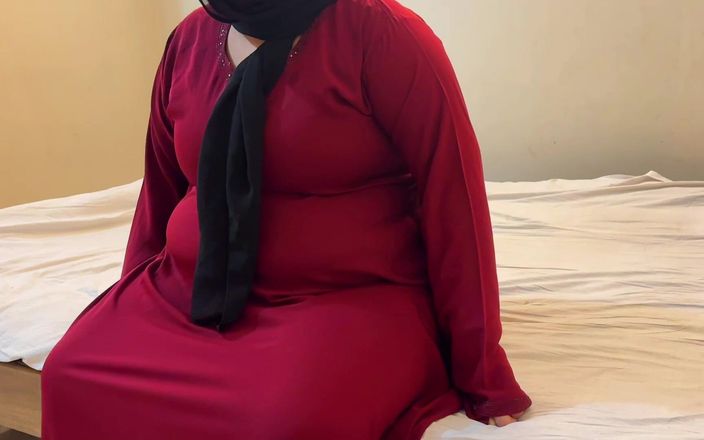 Aria Mia: Een mollige moslima schoonmoeder neuken in een rode boerka &amp;amp; hijab