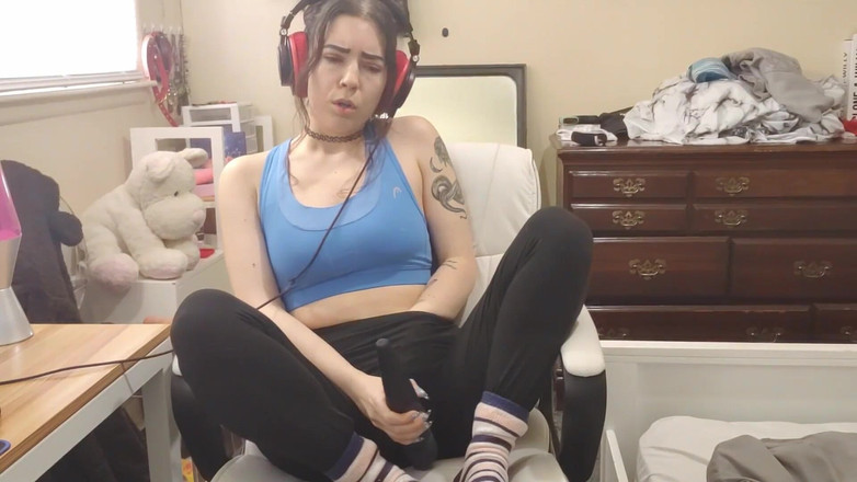 lilredvelvettt: 헤드폰을 쓰고 음악에 사정