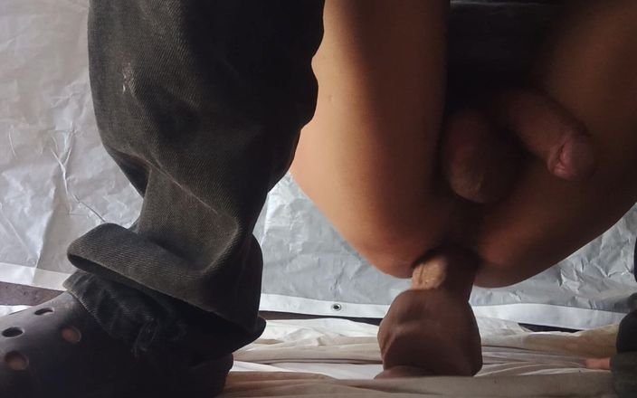 WolfGV: Distruggendo il mio ano con un enorme dildo