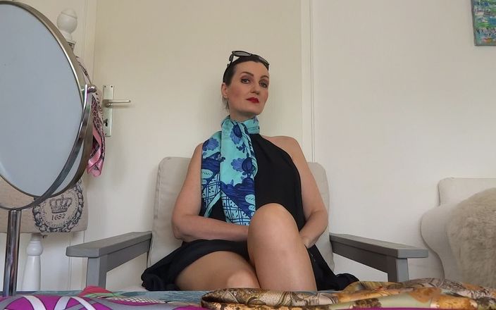 Lady Victoria Valente: Nuevas bufandas. En el estudio de montaje de seda: probándose...