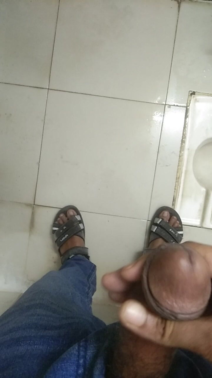 Viral_tiktokar: Fui al baño de la oficina y me golpeé la...