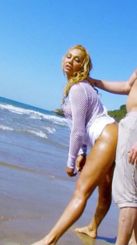 MILF blonde Ginger dikongkek jurugambar di pantai dengan kondom