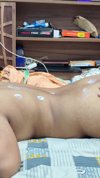 Bacio del culo con massaggio corporeo con lozione per il corpo