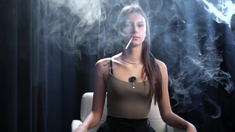 Russian Smokers: Kalme solo-rooksessie in de studio met zachte rook en direct...