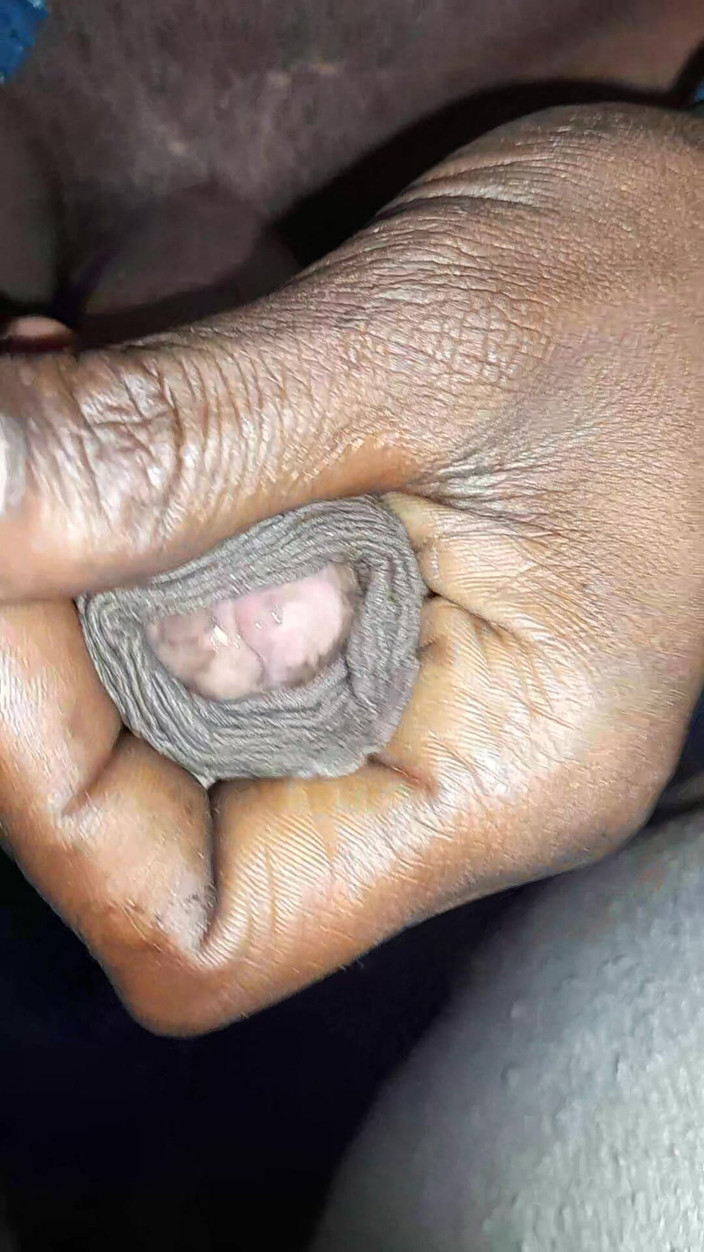 AKG: Masturbare cu bărbat desi