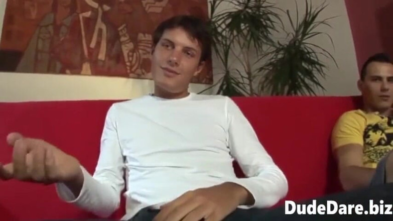 DudeDare: Twinks ruchają się hardcore na kanapie