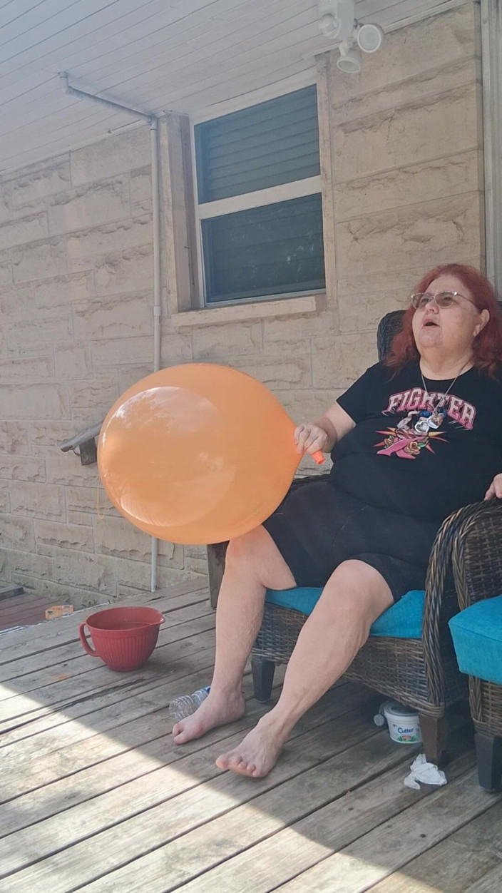 BBW nurse Vicki adventures with friends: La Bella Infermiera Vicki Ha Una Richiesta per Far Esplodere...