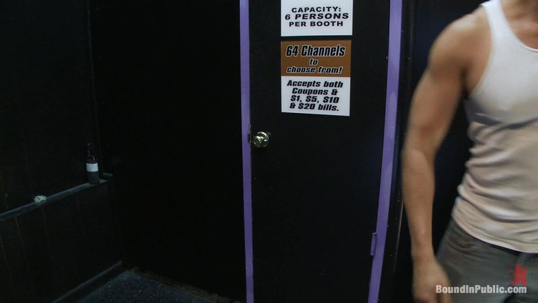 Bound in public: Antrenorul sexy de la sală este legat și futut în grup într-un magazin...