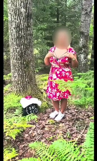 Malla: Moglie svedese si masturba nella Foresta e fa una sega...