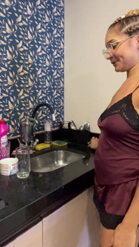 Esta Chica Traviesa Engaña a Su Marido Cornudo Por Celular Y En Su Propia Casa