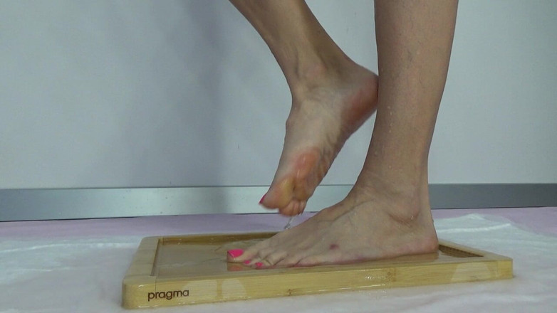 AnnaBUST: Saya buang air kecil dan bermain dengan urin dengan kaki...