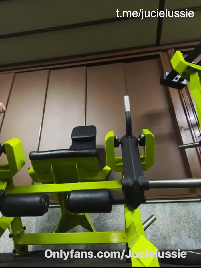 JuiceLussie: Heißes mädchen im fitnessstudio training und spielen mit sich selbst