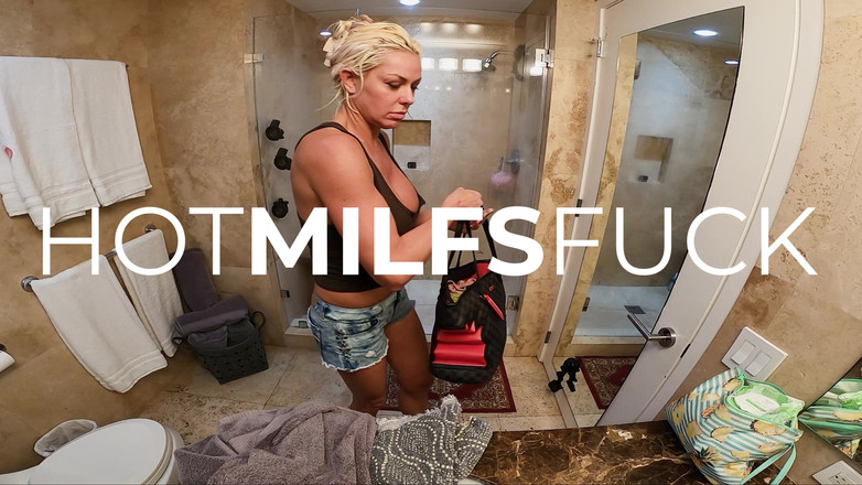 Hot Milfs Fuck: 42 yaşındaki mükemmel sahte memeli sarışın hayatının zamanını alıyor