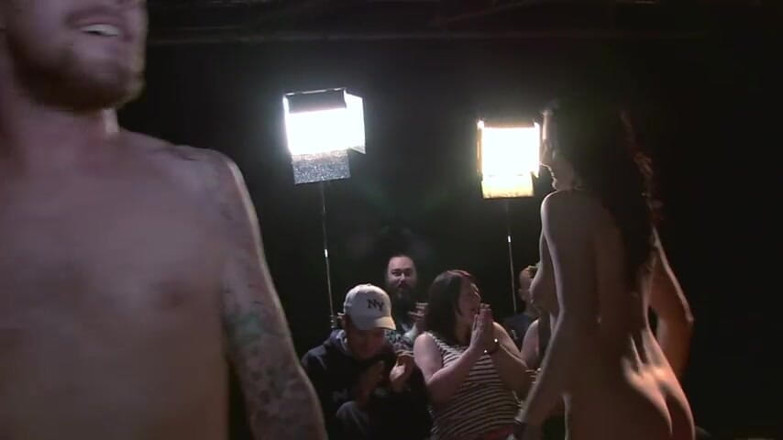 Dark Alley Orgy: Si rambut coklat dikongkek keras secara awam