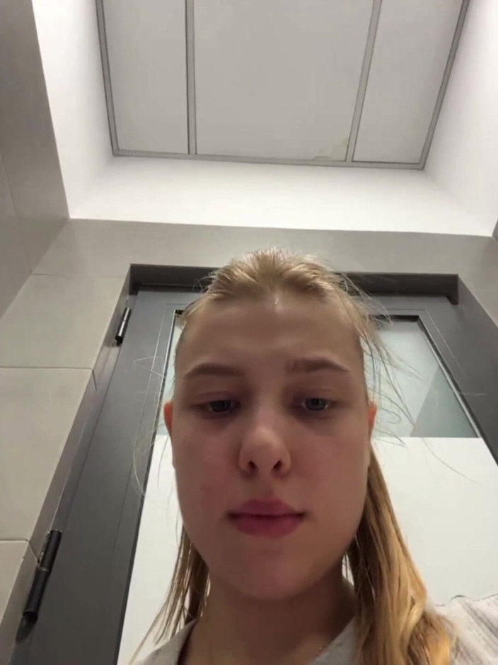 JuiceLussie: Fingering My Asshole Close up in the Mall