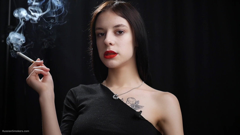 Russian Smokers: สาวผอมกําลังสูบบุหรี่สองแดง