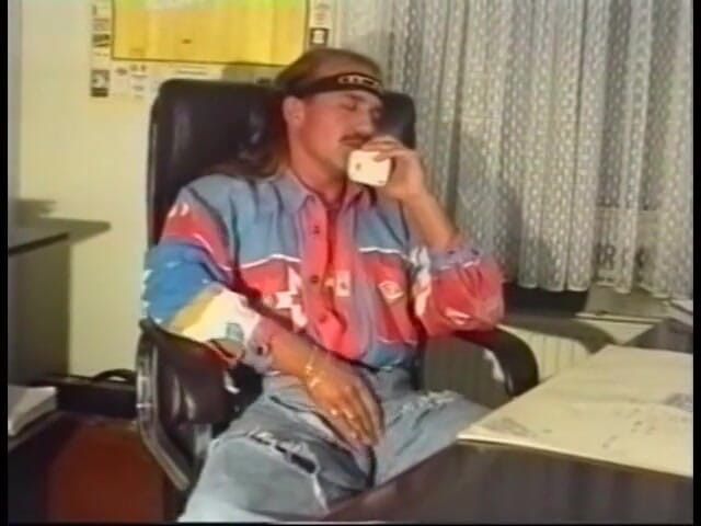 Old Good Porn: Muhteşem tatlı kız sulu amcığını büyük bir direkle sert siktiriyor