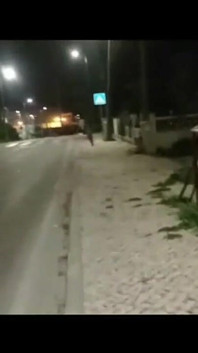 Mel popisuje się po stronie drogi 09