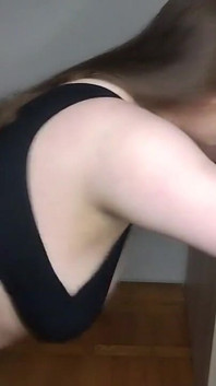 Třesu břichem a prsy, boční pohled