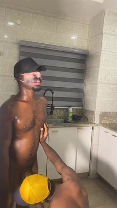 Funfor10k gay videos: 不得不抹他的紧致油，因为深插入