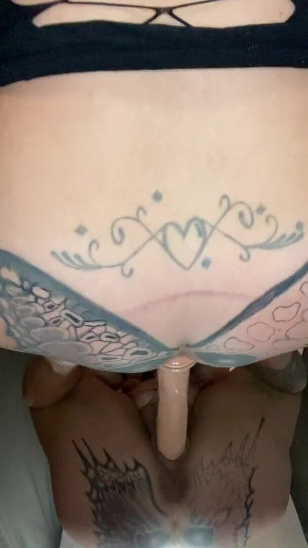 MzKiTTy91: Moglie pawg che rimbalza su un cazzo mostruoso da 12 pollici