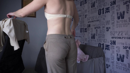 Teasecombo 4K: एमेच्योर milf(चोदने लायक मम्मी) पूरी पीठ की पैंटी में काम के कपड़े उतारने की कोशिश करती है और पैंटी लाइन को छेड़ती है