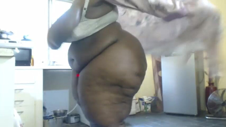 Legendary Booty Overdose: La ssbbw nera gioca con il vibratore e geme forte