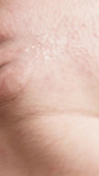 Une petite amie et une MILF se font baiser pour la première fois dans un gangbang