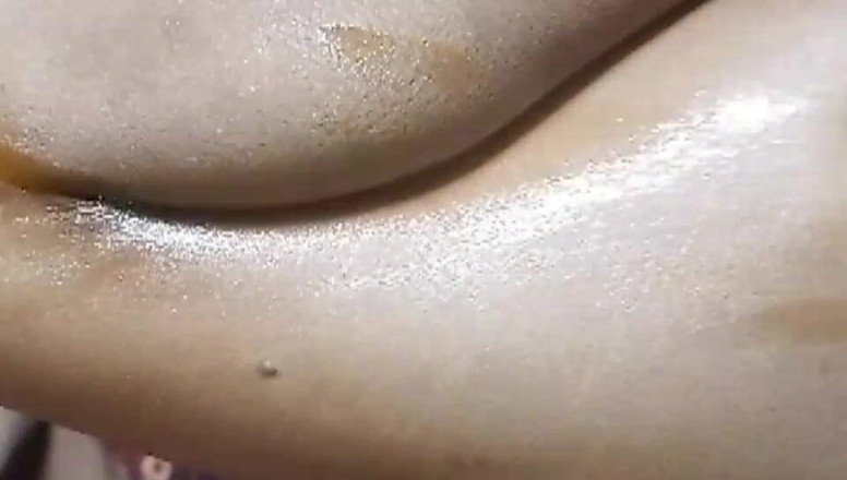 Deshi girl 9: Abang tiri mertua mengurut pantat telanjang adik tiri mertua, Kemudian...