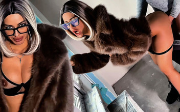 AngelDemonHub: O curvă bogată fute un foreman în timp ce soțul ei...