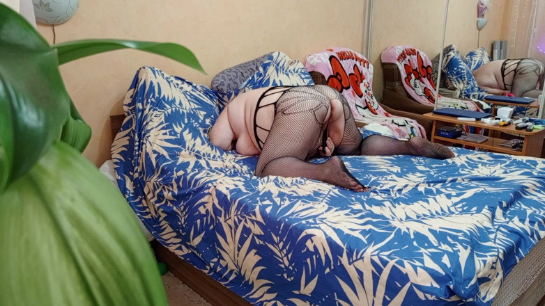 Zona901: Ibu mertua dengan pantat montok lagi asik masturbasi memeknya sampai...