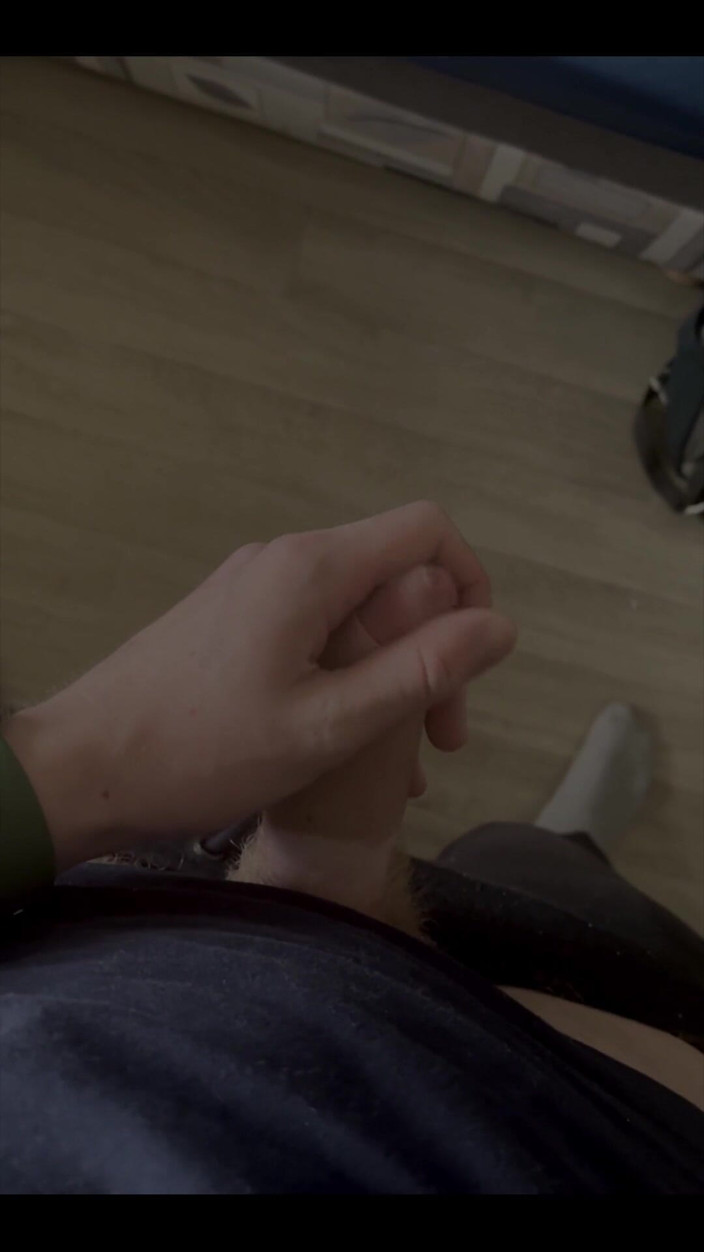 Johnny69227: Sborra sui miei vestiti