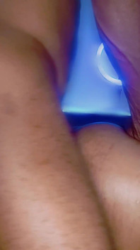 Goonie live - ella se rompió el brazo y vino a follar el culo de giganta