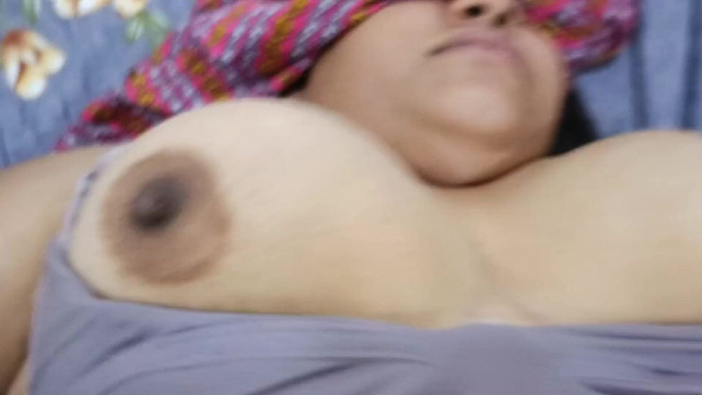 Catchybusty: Tetona cachonda quiere jugar la parte 2 con su cuerpo con...