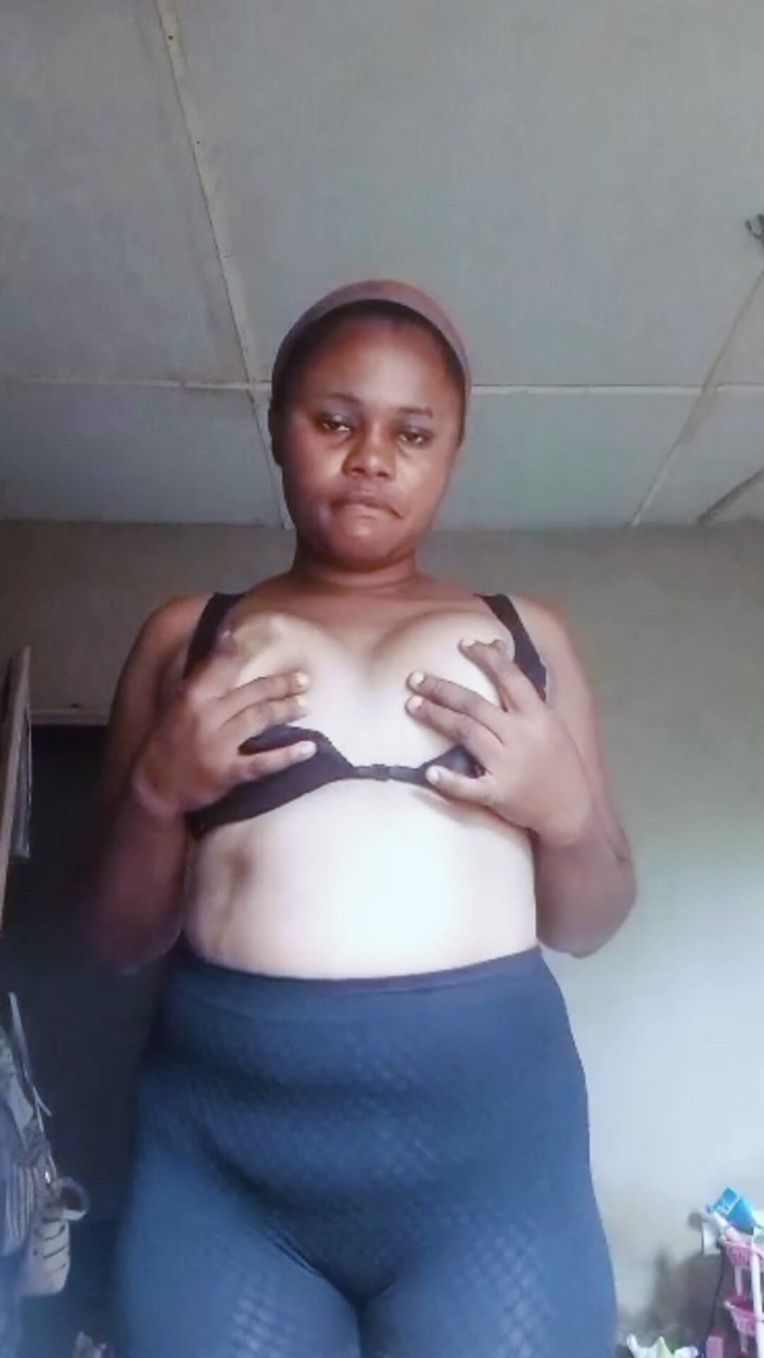 Lovelee: Nigerianisches dorfmädchen, das auf dem Live-Video squirtet wird