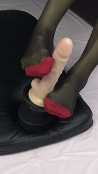 Jerking off with My Legs in Stockings