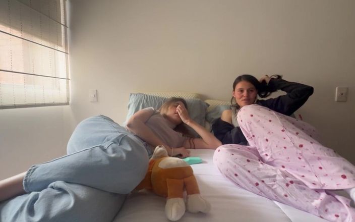 scarlettandc: दो लड़कियां सबसे अच्छे दोस्तों के साथ मस्ती कर रही हैं