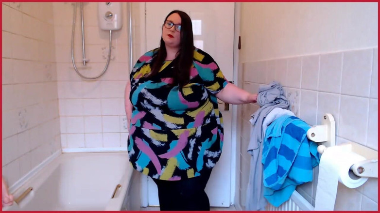 SSBBWLadyBrads: SSBBWレディブラッドはシャワーの準備をします