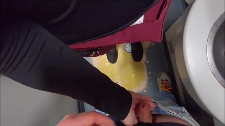 Christi: Kereta ngentot di tempat umum